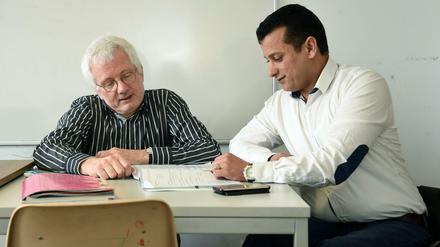 Deutschkurs mit Lehrer Martin Wolfram (links) und Flüchtling Nabil Salim.