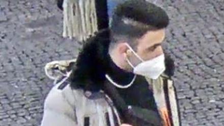 Dieser Mann wird verdächtigt, das Opfer in der Nacht des 6. Dezember 2021 am S-Bahnhof Alexanderplatz angegriffen zu haben.