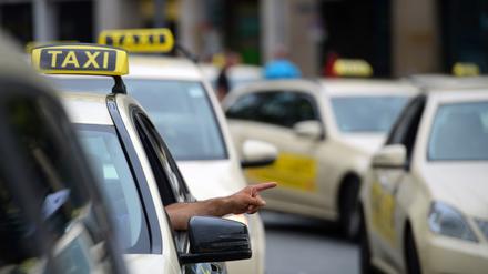 Bitte mit Karte. In Berlin müssen Taxifahrer das bargeldlose Bezahlen anbieten. 