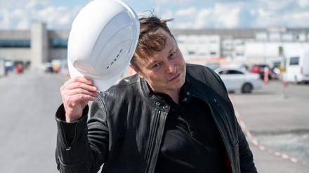 Elon Musk bei seinem Arbeitsbesuch in Grünheide. 