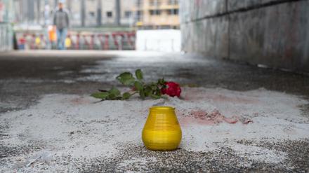 Anfang November 2020 wurde in der Unterführung im Monbijoupark eine Rose und einer Kerze zum Gedenken an Mohammed abgelegt.