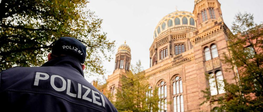 Ein Polizist vor der Neuen Synagoge in der Oranienburger Straße in Berlin-Mitte.