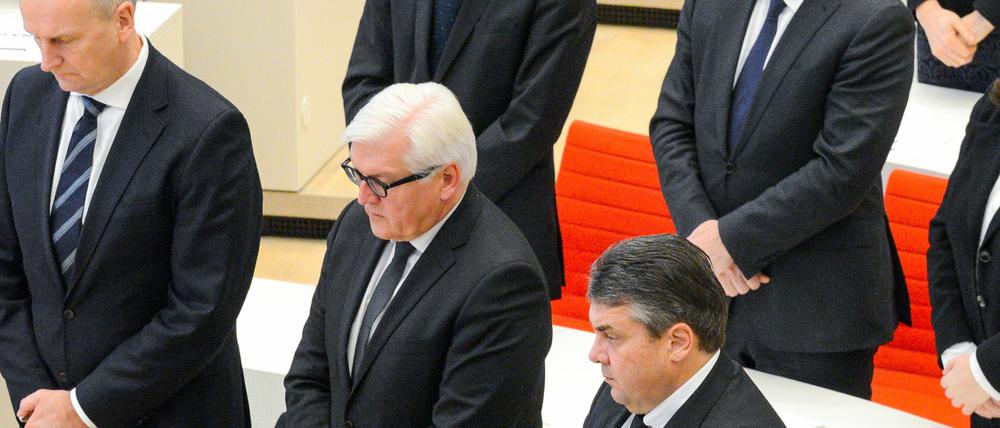 An der Trauerfeier für den verstorbenen SPD-Fraktionschef Klaus Ness nahmen neben Brandenburgs Ministerpräsident Dietmar Woidke auch Frank-Walter Steinmeier und Sigmar Gabriel teil.