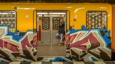 Sprühzug. Früher nahm die BVG jeden beschmierten Zug sofort aus dem Verkehr. Doch dafür fehlen ihr heute die Reserven.