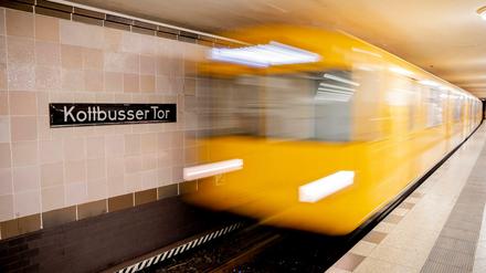 Die Post ist da! Farblich passen die Züge der Berliner U-Bahn schon für ihre neue Aufgabe.