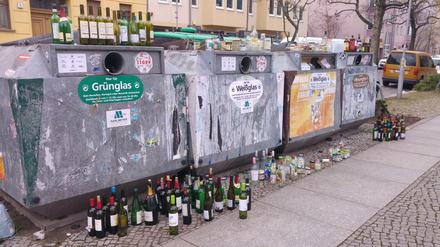 Überfüllte Altglas-Container wie hier in Lichtenberg sorgen für Ärger.