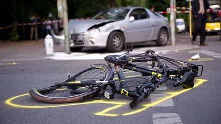 Der Fahrradfahrer erlitt bei dem Unfall tödliche Kopfverletzungen (Symbolbild).