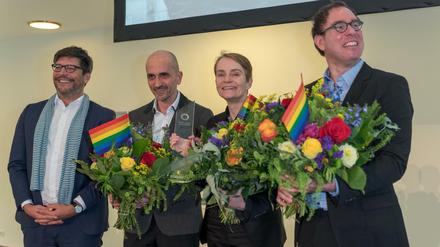Justizsenator Dirk Behrendt (links) überreichte den Kolumnisten Björn Seeling, Anja Kühne und Tilmann Warnecke den Respektpreis vom „Bündnis gegen Homophobie“. Preisträgerin Nadine Lange konnte nicht anwesend sein.