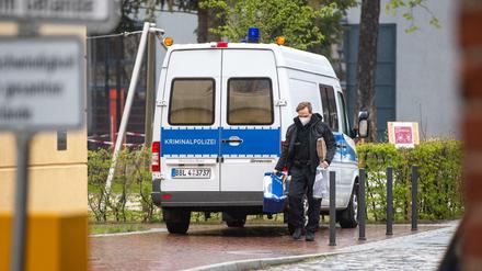 Ein Mitarbeiter der Kriminalpolizei auf dem Gelände der Potsdamer Klinik.