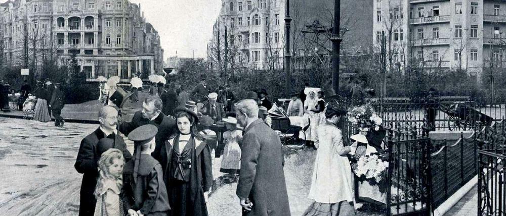 Eine Menschengruppe steht um 1902 auf der Straße am neuen Viktoria-Luise-Platz in Schöneberg