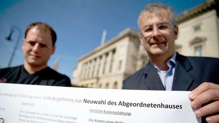 Sammeln gegen Wowereit. Die beiden Initiatoren Felix Herzog und Martin Wittau werben für Neuwahlen. 