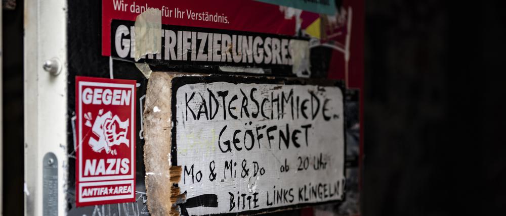 Das Schild "Kadterschmiede geöffnet" hängt am Eingang des Hauses 94 an der Rigaer Straße. 