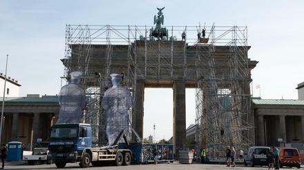 Letzte Vorbereitungen am Brandenburger Tor vor dem Bürgerfest.