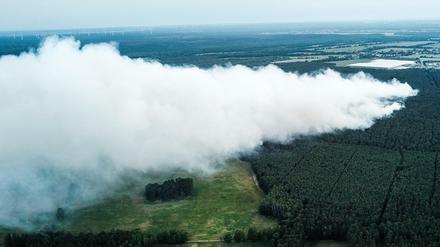 Rauch steigt in Folge eines Waldbrandes bei Jüterbog auf.