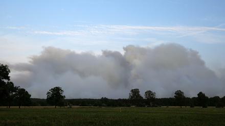 Rauch ist über dem Wald direkt neben der evakuierten Ortschaft Alt Jabel zu sehen.