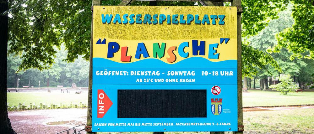 Das Eingangsschild des Wasserspielplatz "Plansche" im Plänterwald. Eine Frau mit nackter Brust hat hier einen Polizeieinsatz ausgelöst. 