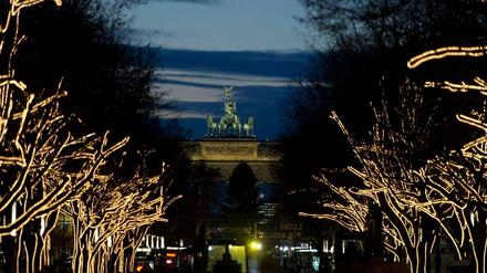 Die Weihnachtsbeleuchtung Unter den Linden ist normalerweise dezent weiß-gelb (Archivbild). 