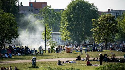 Nach monatelangem Lockdown zieht das warme Wetter die Berliner jetzt massenhaft in die Parks.