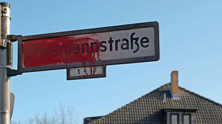 Unbekannte haben die Schilder der Wissmannstraße in Grunewald mit blutroter Farbe besprüht.