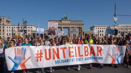 Teilnehmer der #Unteilbar-Demo in Berlin.