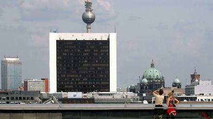Braune Scheiben, weißer Rahmen. Das Hochhaus des Internationalen Handelszentrums an der Friedrichstraße ist weithin sichtbar - auch erst recht von der Dachterrasse des Reichstagsgebäudes.