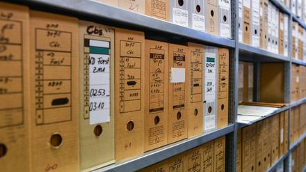 Viele Akten stehen in einem Magazinraum in Brandenburgs Stasi-Unterlagenbehörde in Frankfurt (Oder).