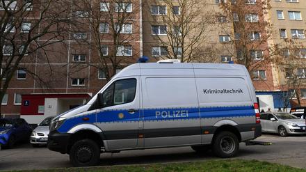 Ein Wagen der Kriminaltechnik der Polizei steht vor dem Wohnhaus an der Wörlitzer Straße in Marzahn.