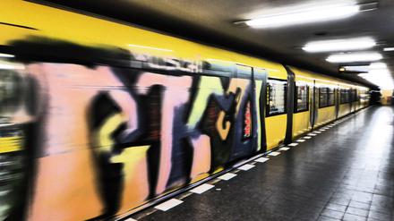 Berlin, beschmierte U-Bahn mit Graffiti (Archivbild). 