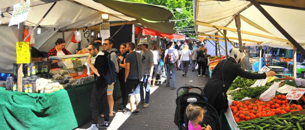 Der Wochenmarkt am Maybachufer ist bei Berlinern und Touristen sehr beliebt.