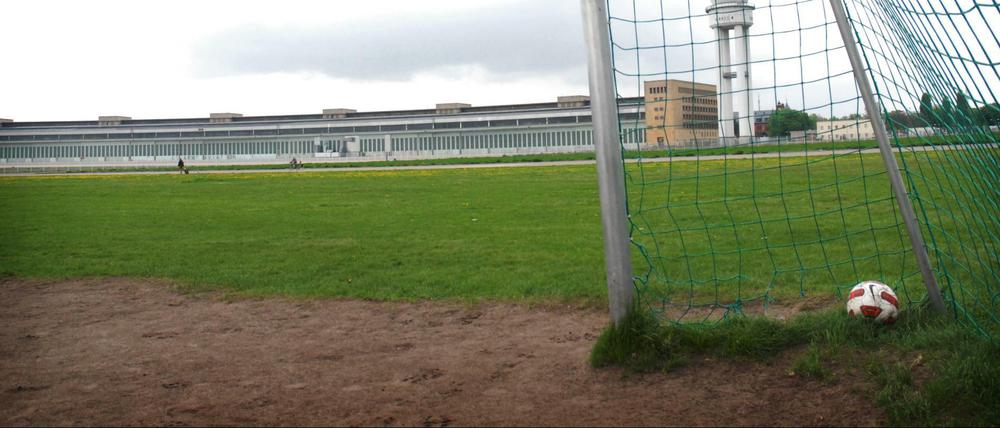 Ein Fußball in einem Tor auf dem Tempelhofer Feld (Archivbild). Im benachbarten Schillerkiez wurde ein Ball geraubt.