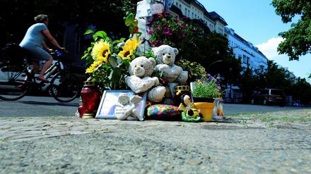Andenken. Mit Blumen und Stofftieren wurde der toten Johanna Hahn an der Unglücksstelle in Charlottenburg gedacht.