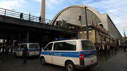 Polizisten am Bahnhof Alexanderplatz (Symbolbild).