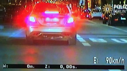 Tempo 90 auf dem Kudamm: Die vorerst letzte Fahrt dieses Mercedes-Besitzers. Auto und Führerschein kassierte die Polizei.