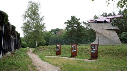 Das ehemalige sowjetische Panzerdenkmal - seit 1992 mit Schneelader - an der Avus bei Kleinmachnow/Dreilinden.