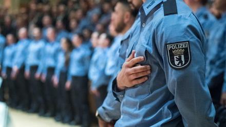 Junge Berliner Polizeibeamte im November 2017 bei der feierlichen Vereidigung der Berufsanfänger.