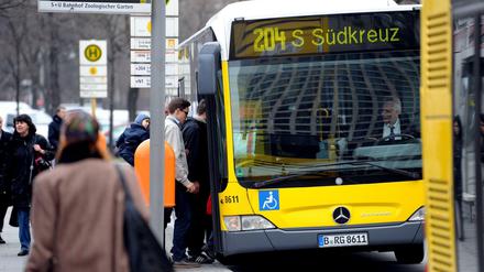 Bei einer Vollbremsung mit einem BVG-Bus kamen vier Fahrgäste zu Schaden.