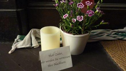 Vor der Wohnungstür des Toten haben Nachbarn vergangenes Jahr eine Blume und eine Kerze aufgestellt.