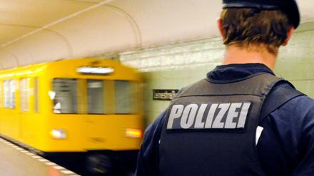 Ein Polizist in einem Berliner U-Bahnhof. (Symbolbild)