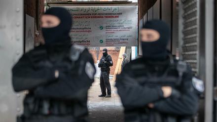 Polizisten stehen am Eingang der durchsuchten Moschee in Berlin-Kreuzberg.