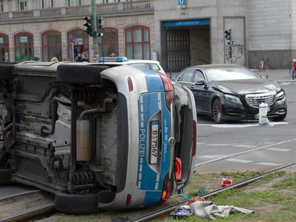Polizeiwagen überschlägt sich: Zwei Beamte in Berlin verletzt – kein  Alkoholunfall
