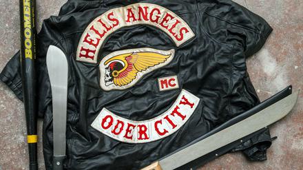 Rocker-Kutte und Waffen der Hells Angels (Archivfoto).