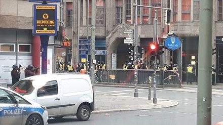Großeinsatz am Checkpoint Charlie: Ein Starbucks-Café wurde überfallen.
