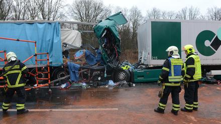 Feuerwehrleute bei einem schweren Lastwagen-Unfall im Januar 2019 auf der A10 bei Ludwigsfelde.