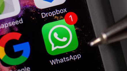 Das WhatsApp-Icon auf einem Smartphone (Symbolbild). 