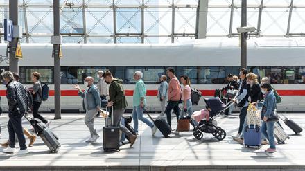 Reisende am Berliner Hauptbahnhof steigen aus einem Fernzug.