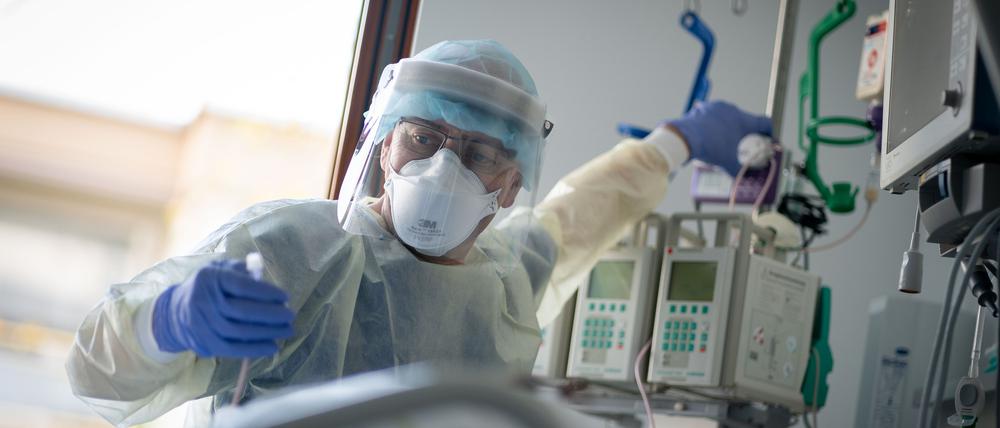 Ein Intensivpfleger in der Corona-Pandemie.