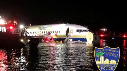 Die Boeing 737 nach ihrer Bruchlandung im St. Johns River in Jacksonville, Florida.
