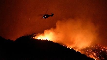 Feuerwehr-Hubschrauber über den Hügeln von West-Los-Angeles in Kalifornien