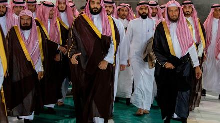 Kronprinz Mohammed bin Salman (Mitte) mit Gefolgsleuten: Männer in Saudi-Arabien können darüber bestimmen, ob ihre Ehefrau verreist.