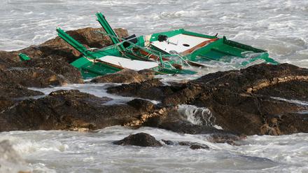 Beim Untergang eines Schiffes der französischen Seenotrettung sind drei Einsatzkräfte ums Leben gekommen. 